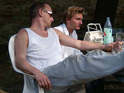 Pause im Pfarrgarten (Jörg Hasheider und Stefan Kreide)